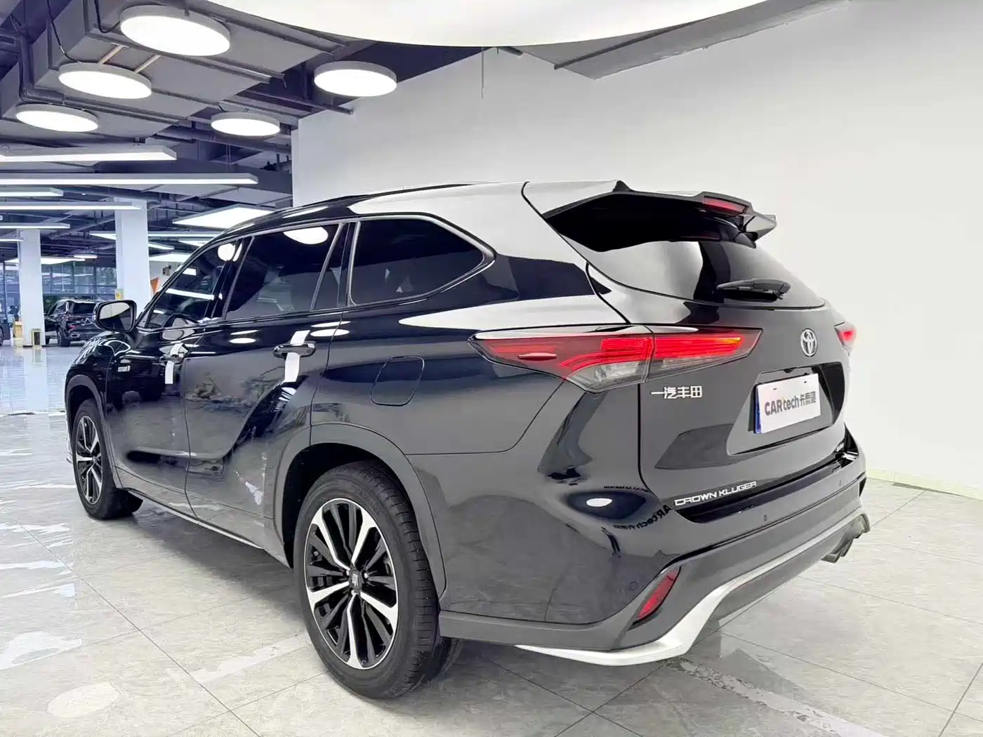 Toyota Crown Kluger 2023 2.5L HEV AWD Premium Edition фото 4