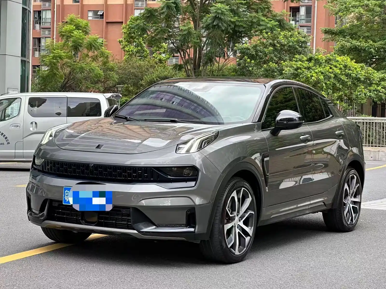Фото 1 - Lynk & Co 05