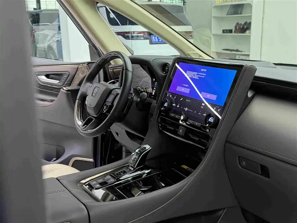 Фото 17 - Toyota Vellfire