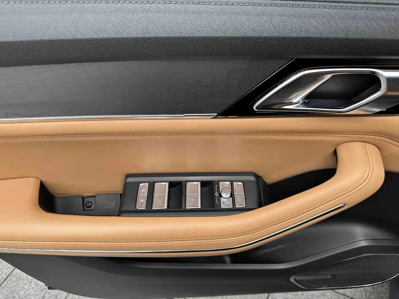 Lynk & Co 09 EM-P 2023 2.0TD EM-P Voyage PM 7-Seater фото 9