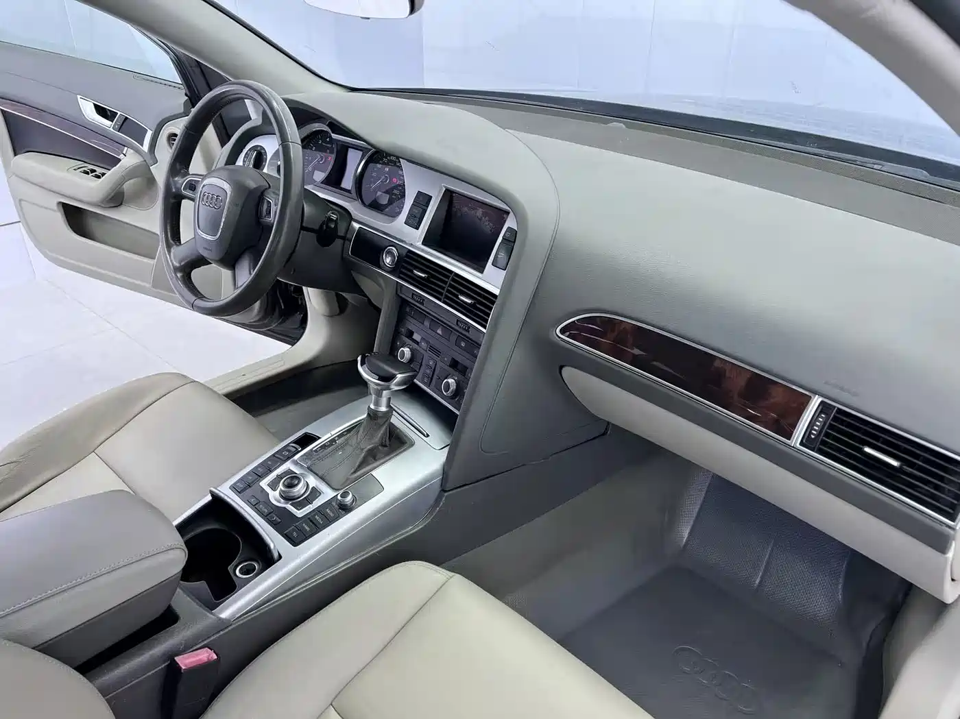 Audi A6L 2010 2.0 TFSI Automatic Standard фото 10