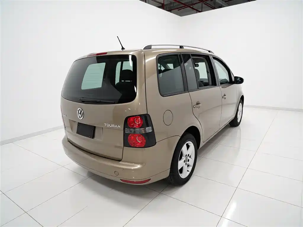 Volkswagen Touran 2015 1.4T DSG Comfort Edition 5-seater фото 5