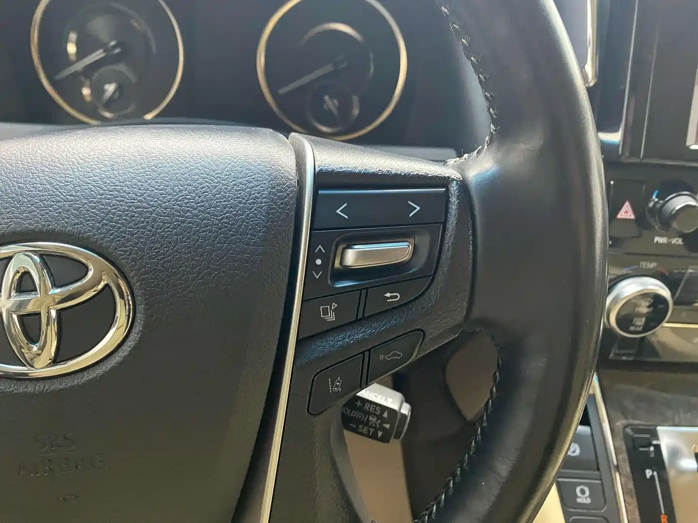 Toyota Alphard 2019 Hybrid 2.5L Premium Edition фото 24