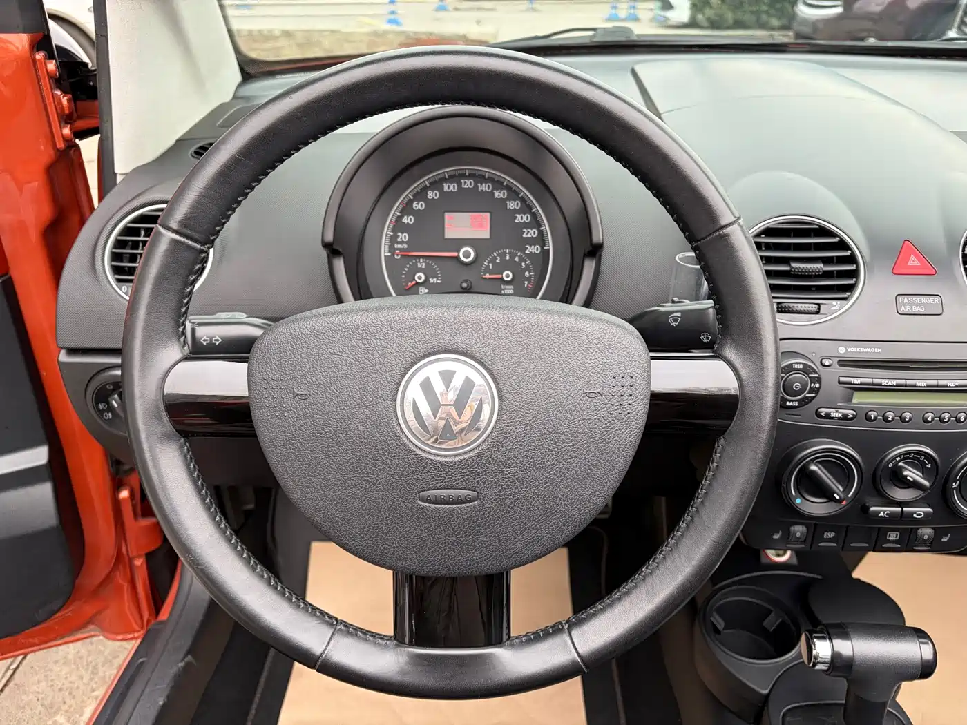 Volkswagen Beetle 2010 Model 2.0 BlackOrange Convertible Luxury Edition фото 16