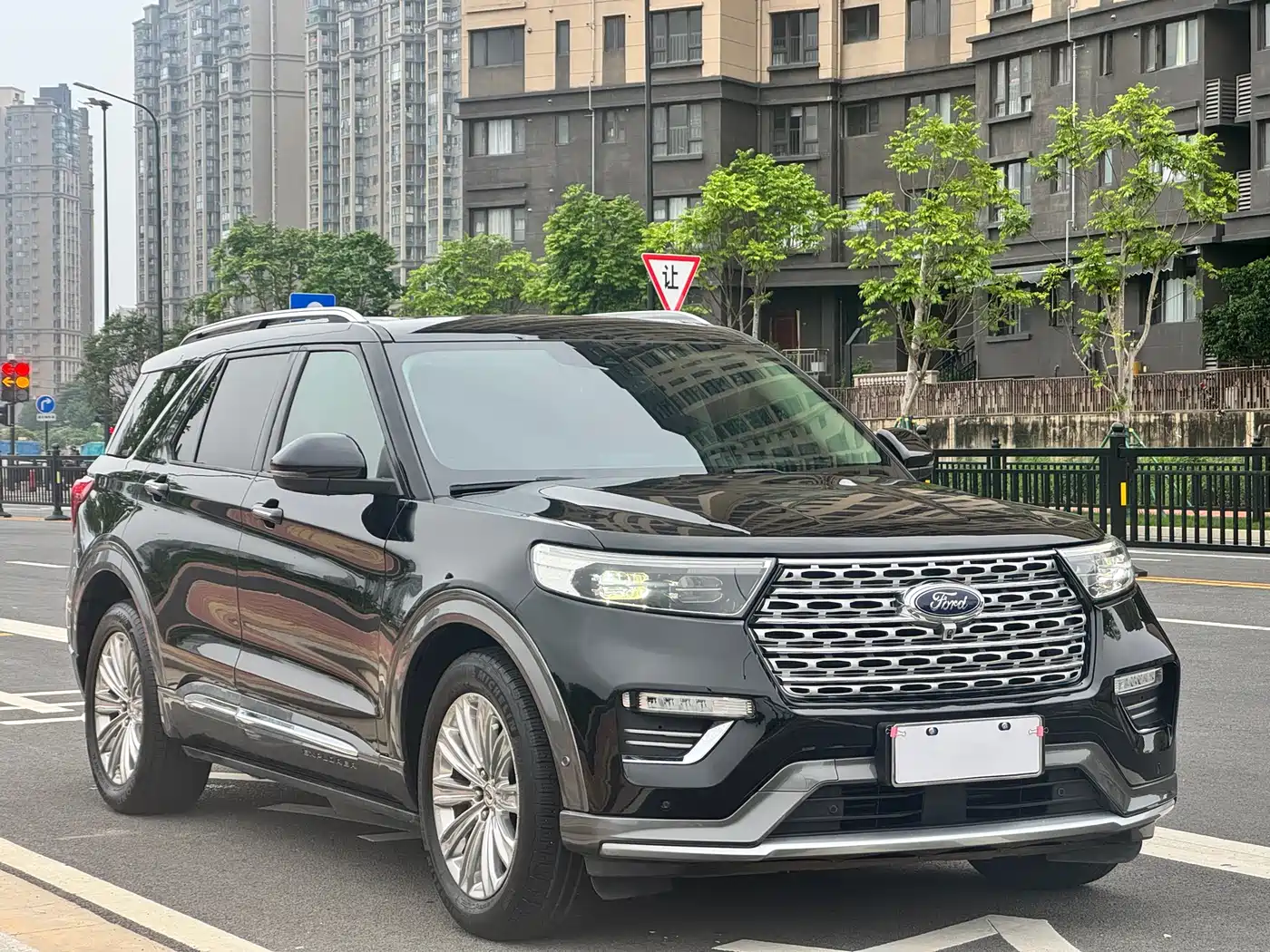 Ford Explorer 2020 EcoBoost 285 AWD Titanium Edition 6-Seater фото 3