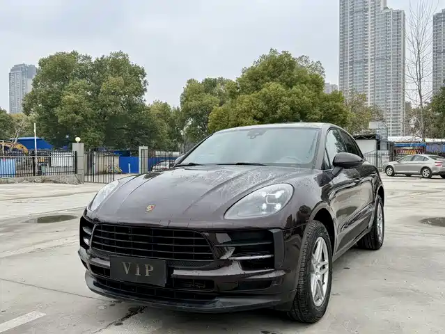 PORSCHE MACAN