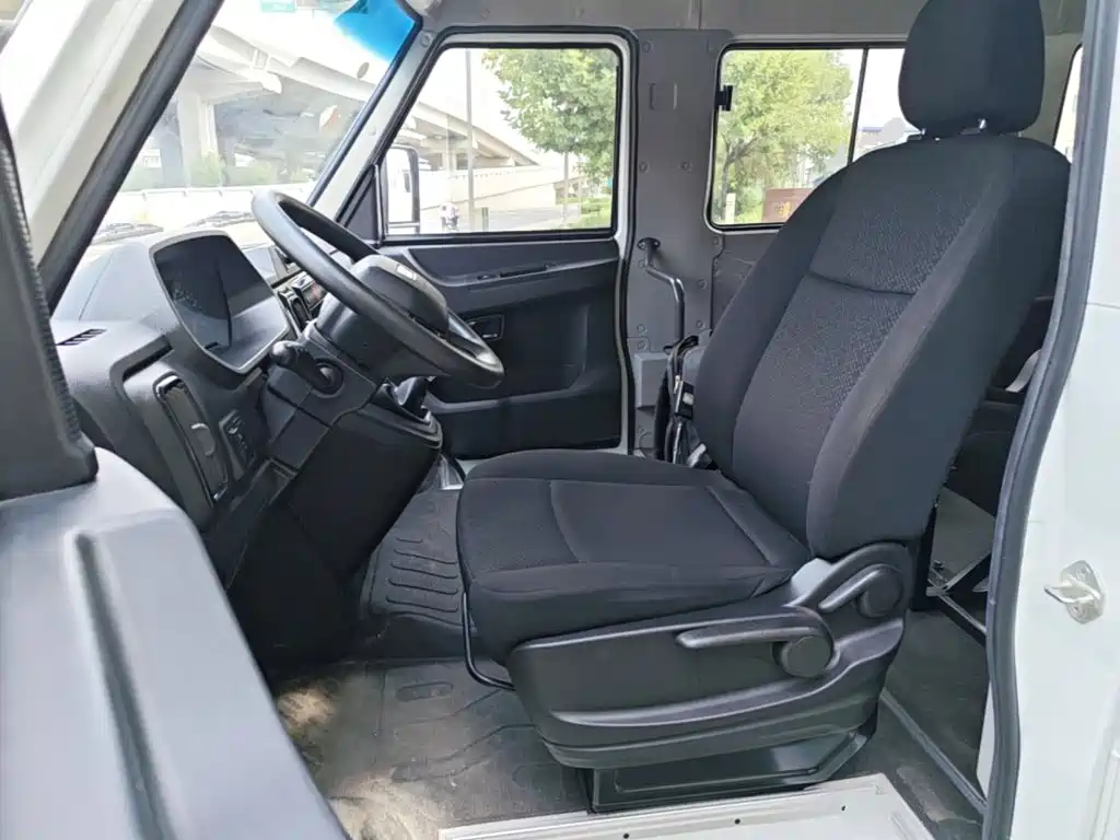 Iveco Daily 2024 2023 Model 2.5T A35M1 Short Wheelbase Medium Roof Single Tire Manual Door 5-9 Seats