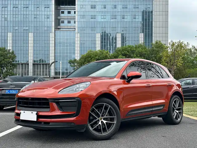 PORSCHE MACAN