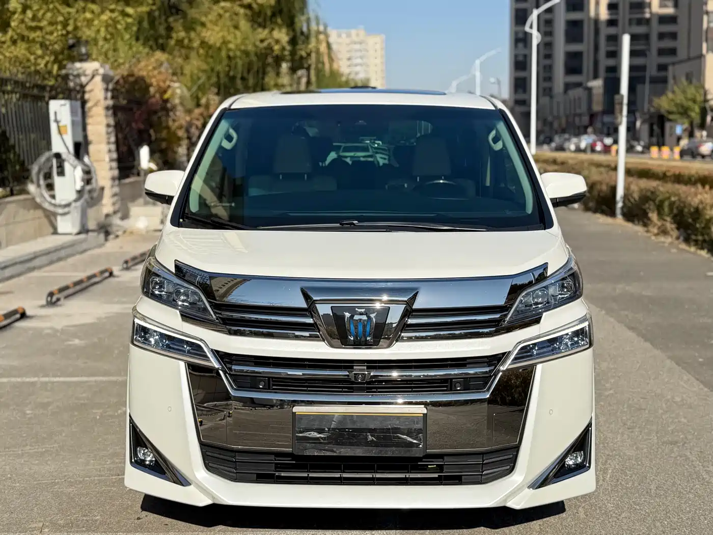 Toyota Vellfire 2021 Crown Hybrid 2.5L HV Premium Edition фото 2