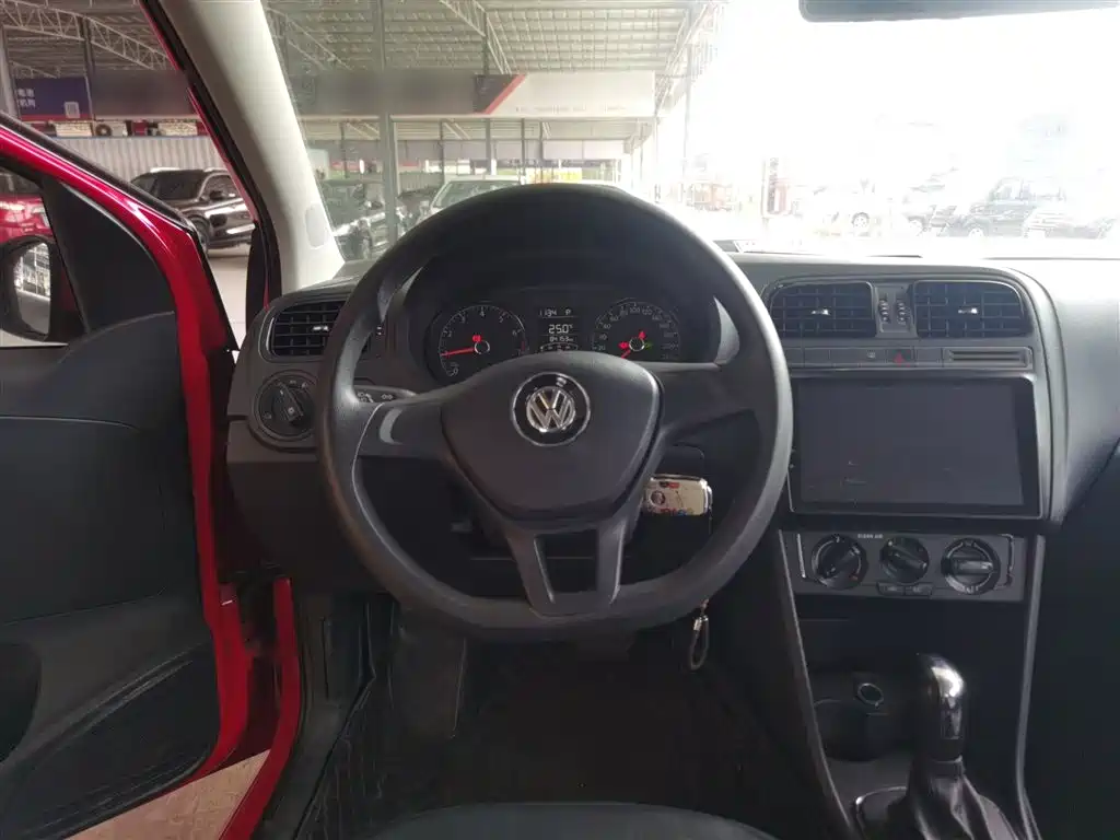 Volkswagen Polo 2016 1.4L Automatic Trend фото 3