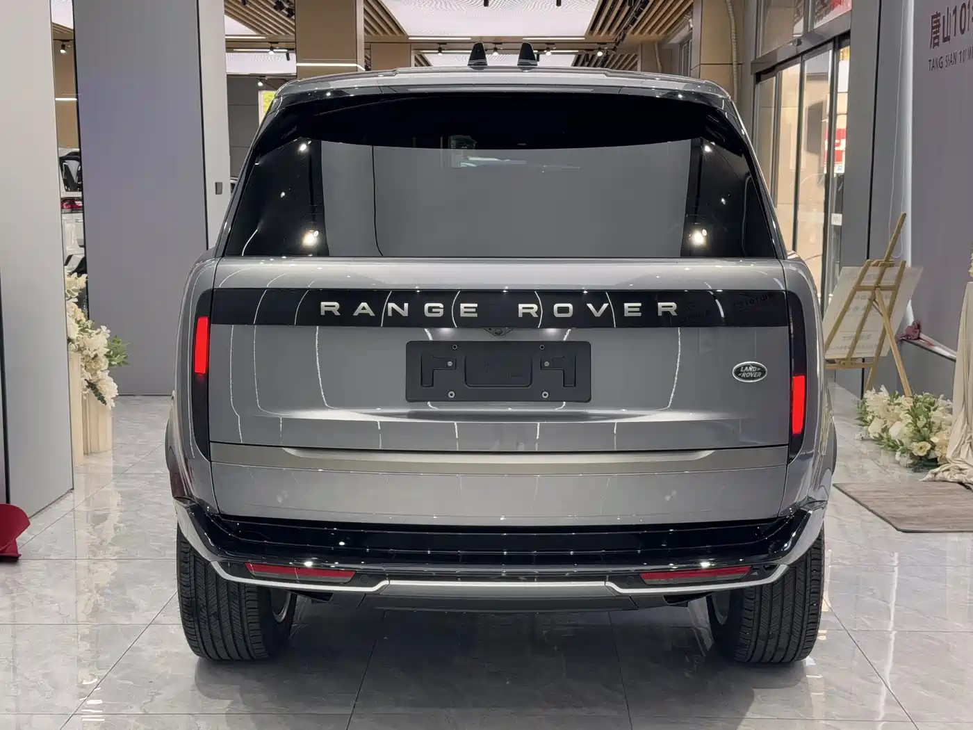 Land Rover Range Rover 2023 3.0 L6 360PS Golden Age Edition фото 10