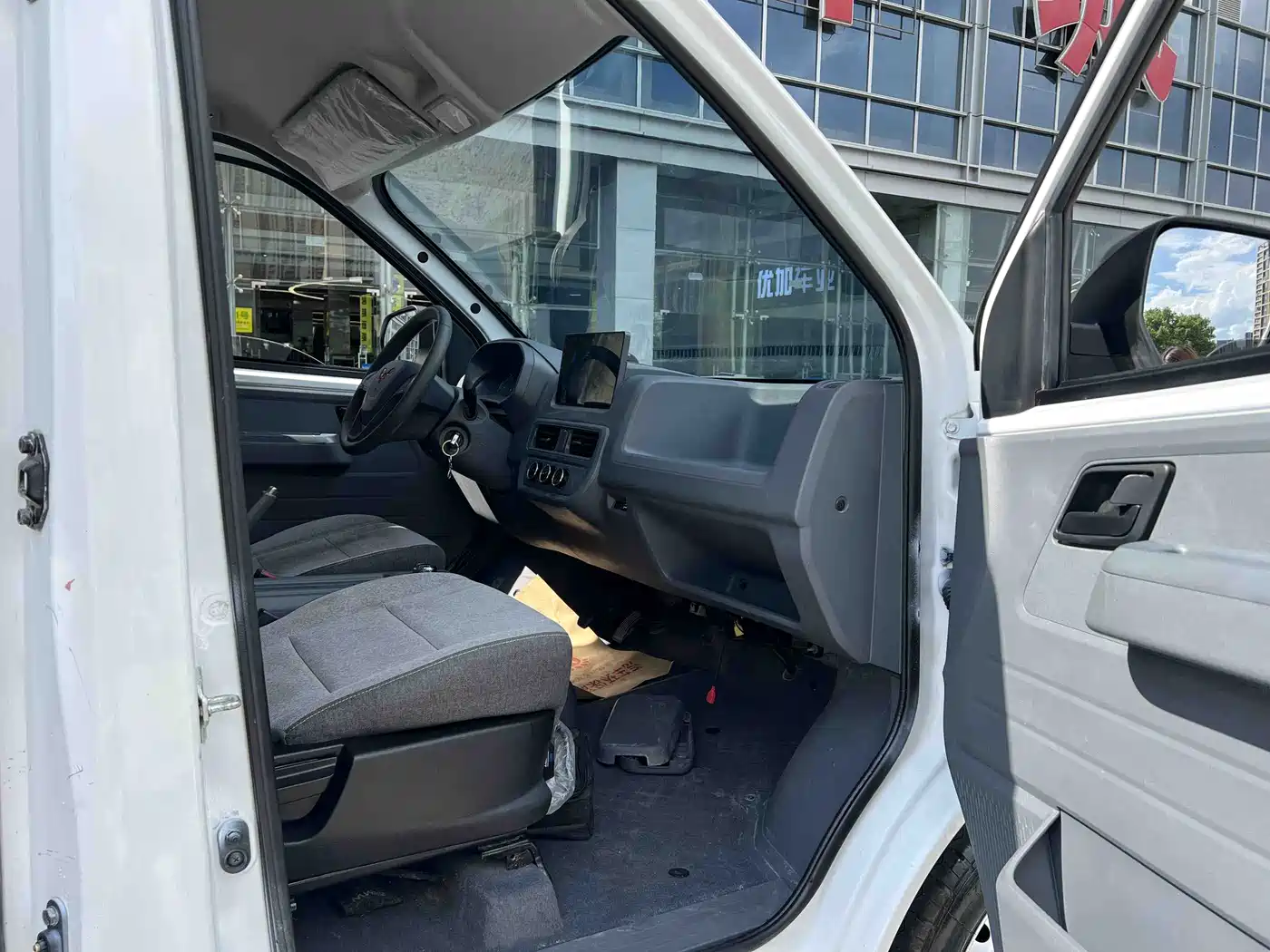 Wuling Motors Wuling Yangguang 2024 2024 300km Practical Enclosed Window Version 60kW