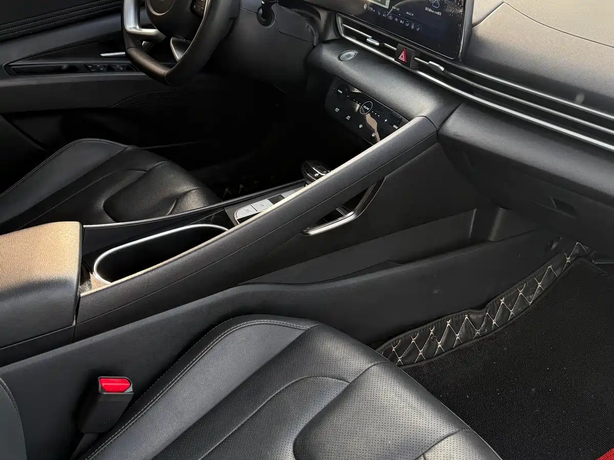 Hyundai Elantra 2022 1.5L CVT LUX Premium Edition фото 28