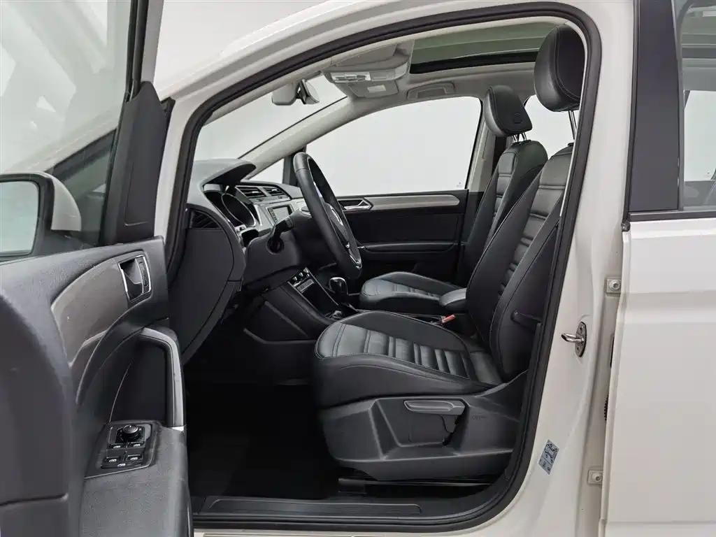 Volkswagen Touran 2018 Touran L 280TSI DSG Comfort 7-seater China V фото 10