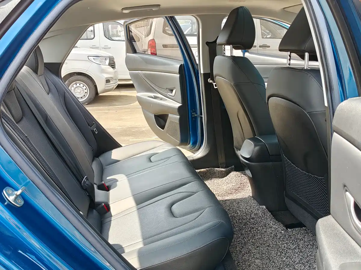Hyundai Elantra 2021 1.5L CVT LUX Premium Edition фото 9