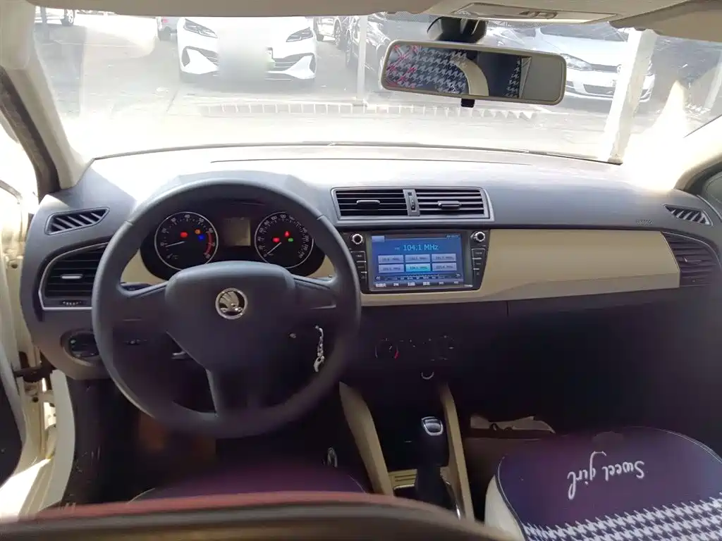 Škoda Fabia 2015 1.6L Automatic Innovation Edition фото 10