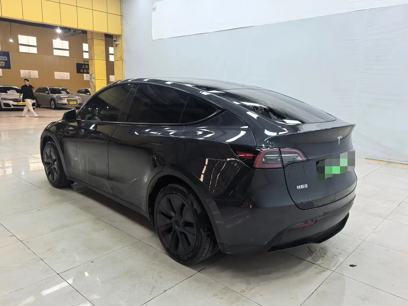 TESLA MODEL Y