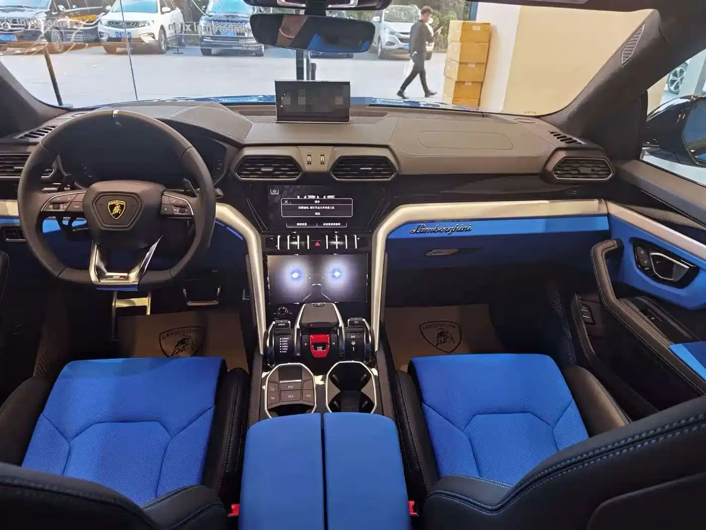 Фото 2 - Lamborghini Urus