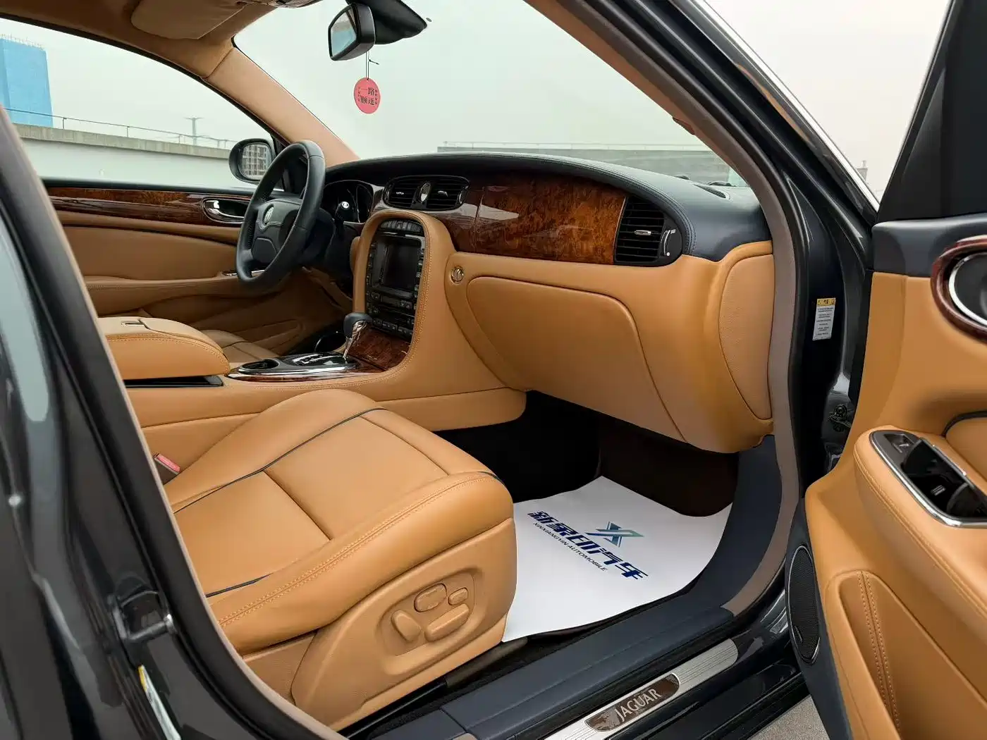 Photo 6 - Jaguar XJ