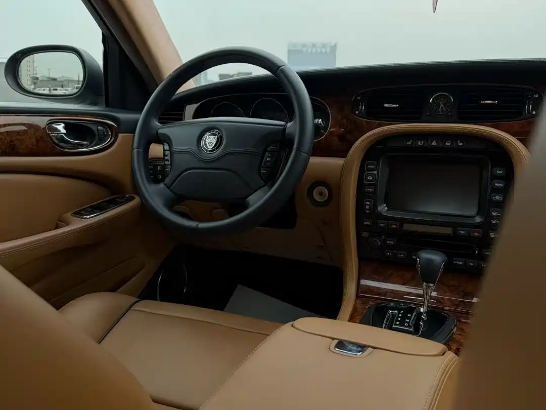 Photo 7 - Jaguar XJ