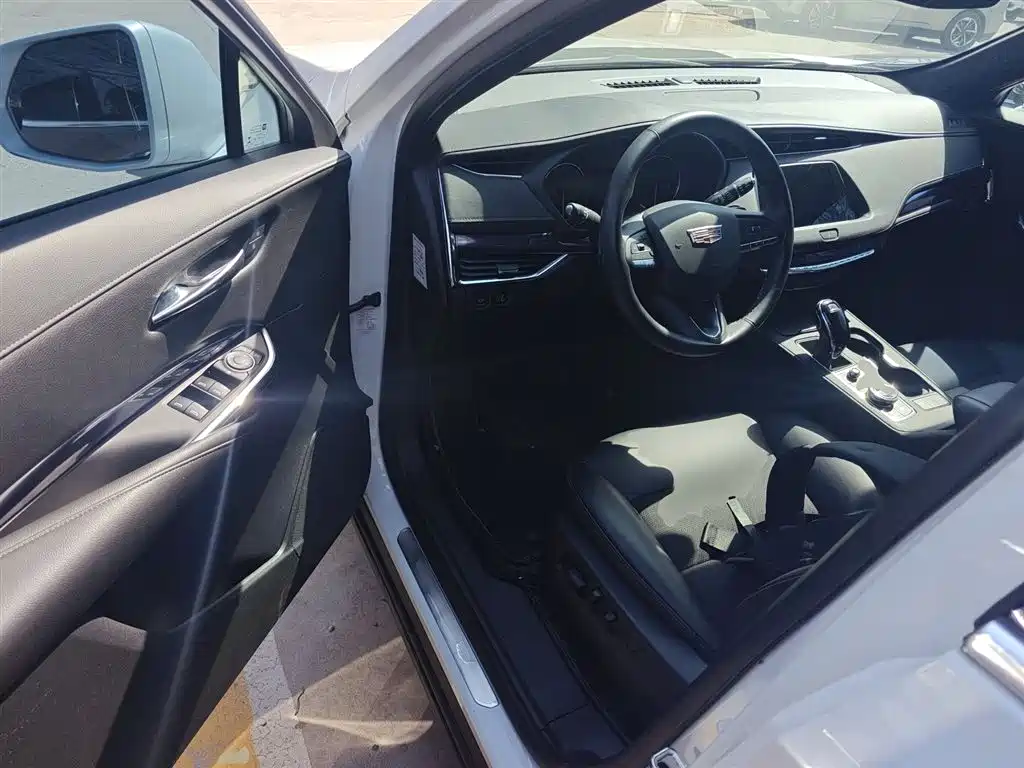CADILLAC XT4