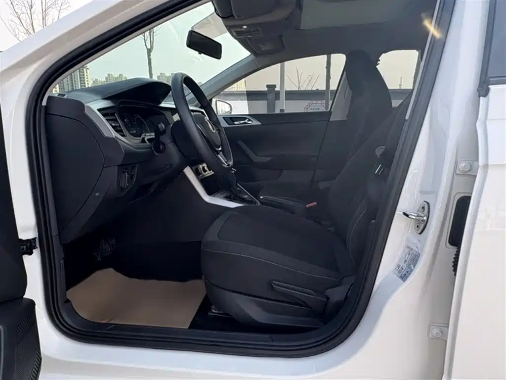 Volkswagen Polo 2021 Plus 1.5L Automatic Panorama Enjoyment Edition фото 17