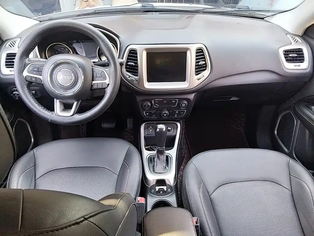 Фото 10 - Jeep Compass