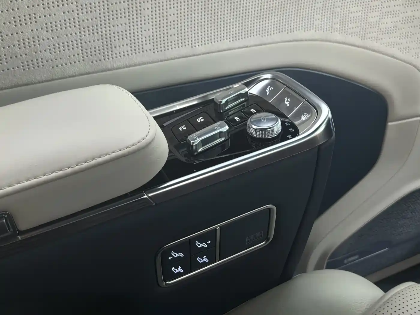 ZEEKR 009 2025 2024 6-seat Executive AWD 108kWh