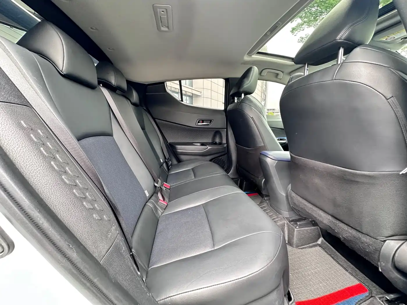 Toyota C-HR 2021 2.0L Luxury Edition фото 6