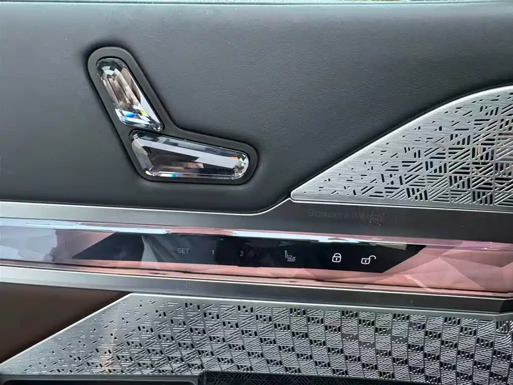 Photo 10 - BMW i7 M70L