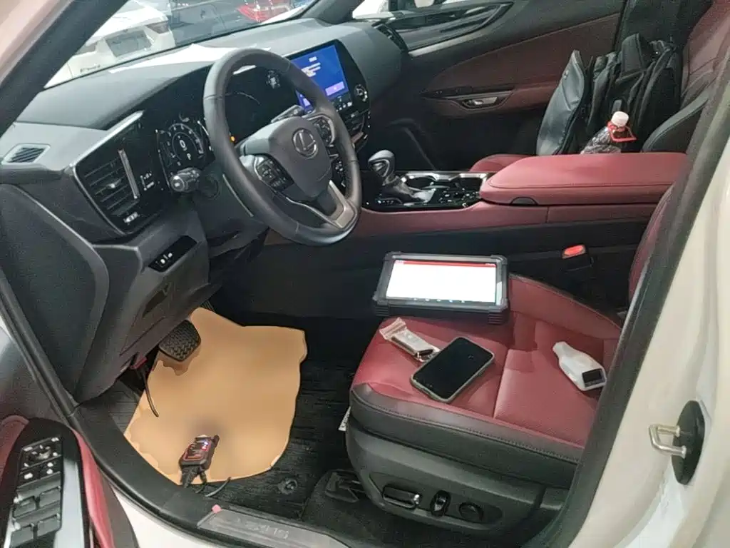 Фото 15 - Lexus NX