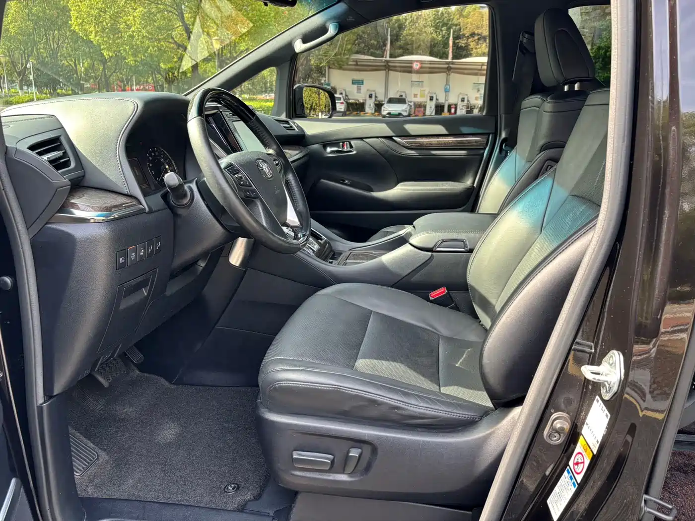 Toyota Vellfire 2019 Hybrid 2.5L HV Premium Edition фото 7