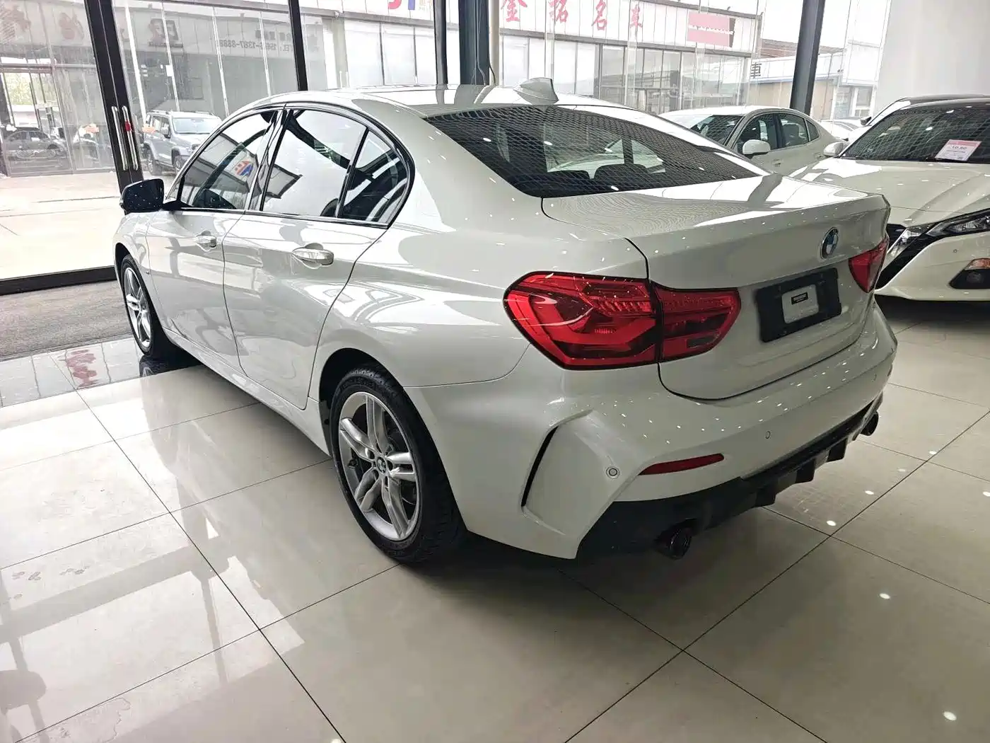 BMW 1 Series 2023 120i M Sport Shadow Edition фото 6