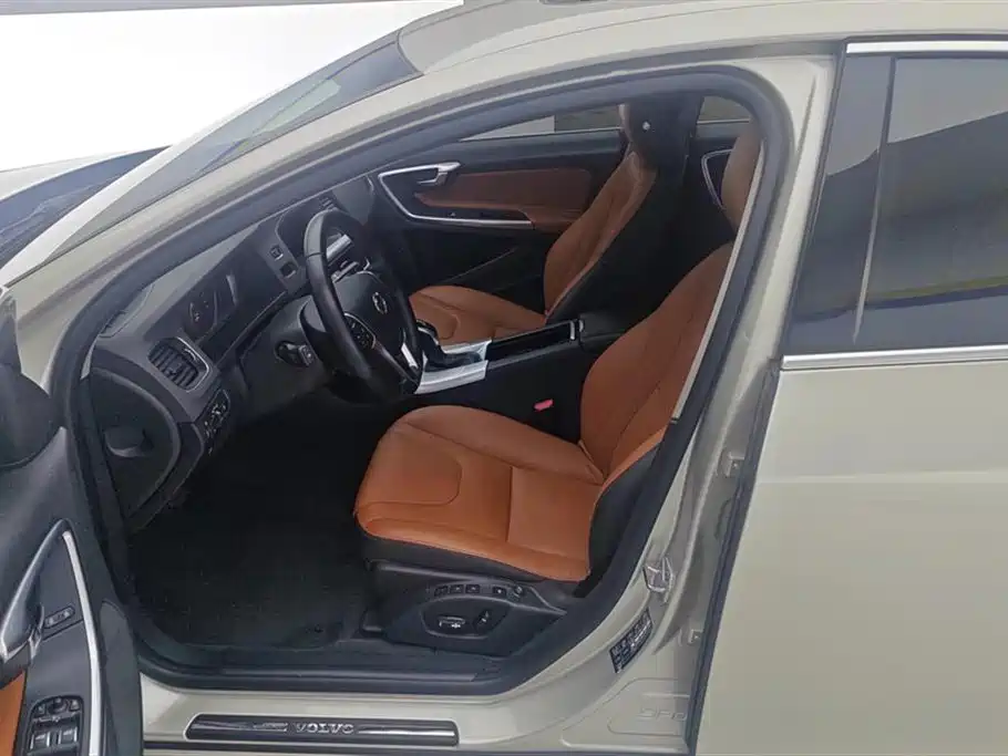 Фото 9 - Volvo S60