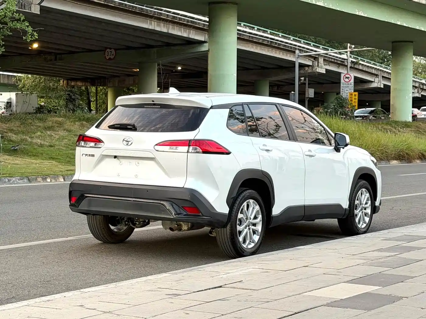 Toyota Frontlander 2024 2.0L CVT Leading Plus Edition фото 5