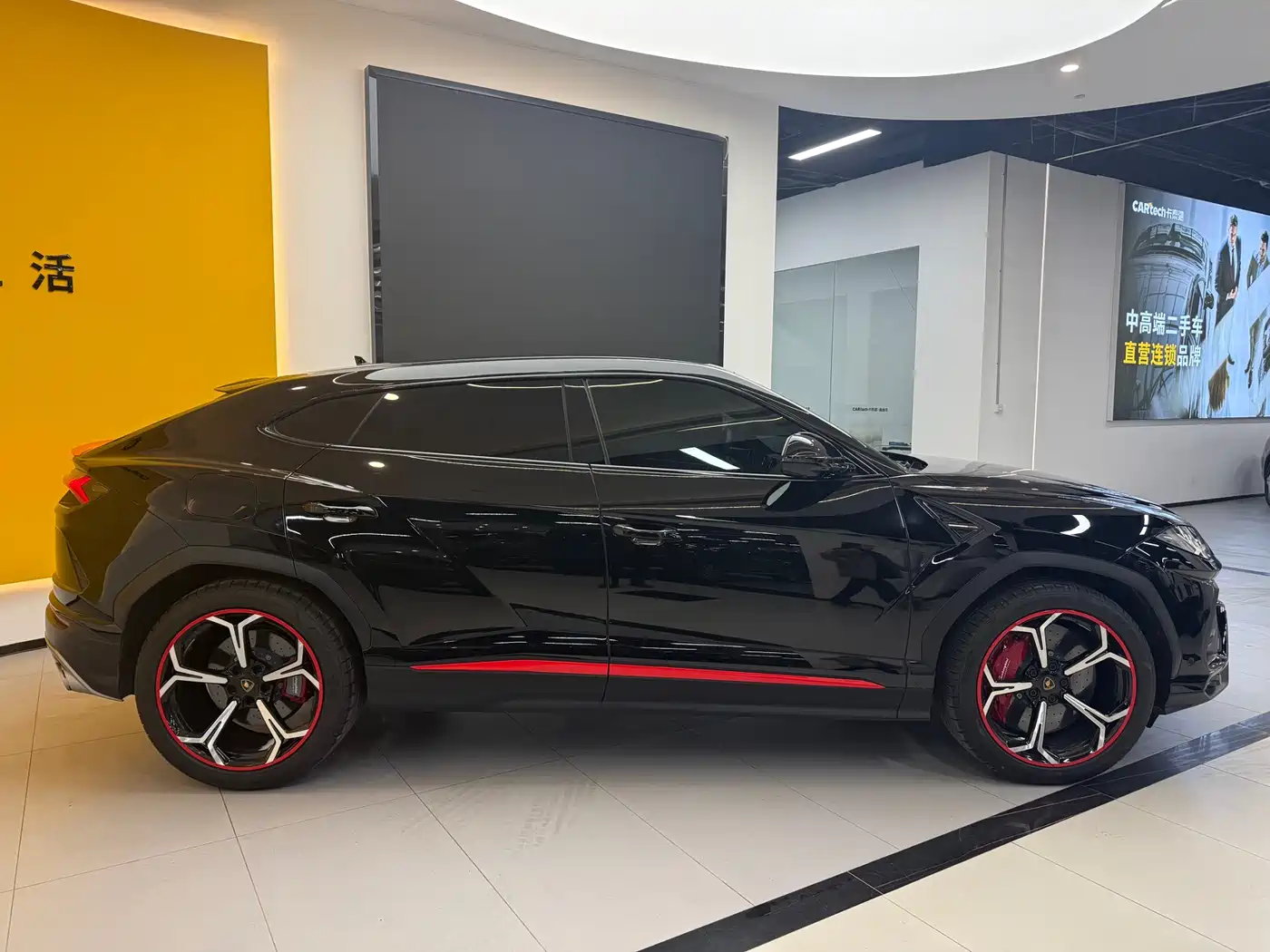 LAMBORGHINI URUS