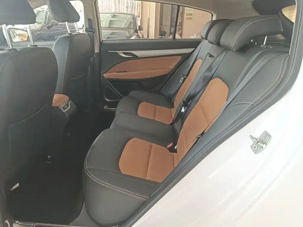 Фото 17 - Geely Vision S1
