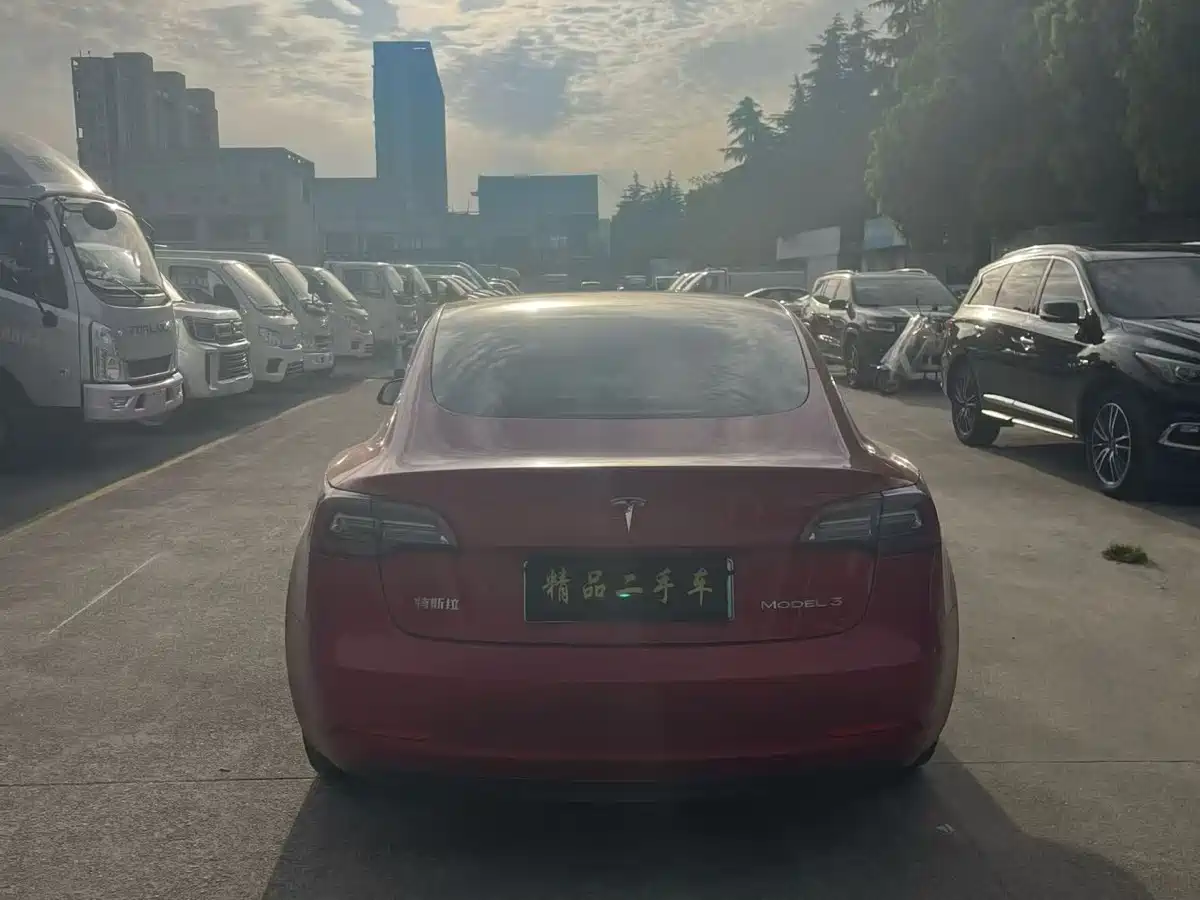 TESLA MODEL 3