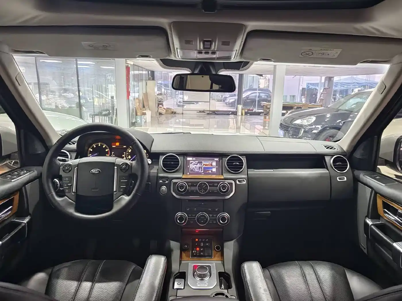 Land Rover Discovery 2015 3.0 SC V6 SE фото 6