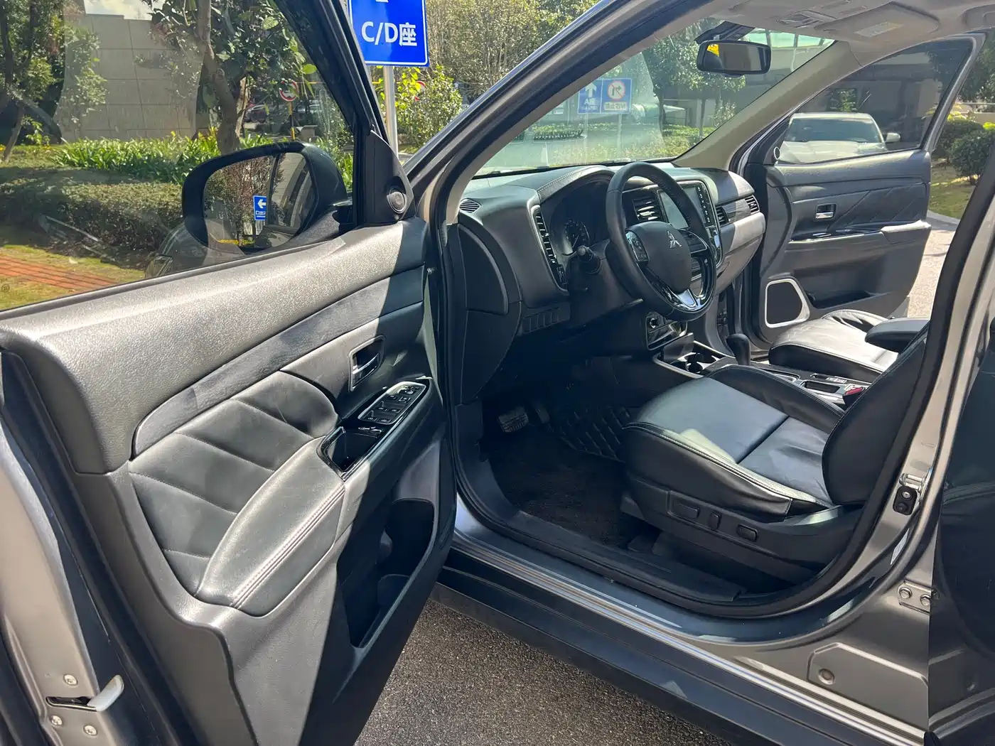 MITSUBISHI OUTLANDER