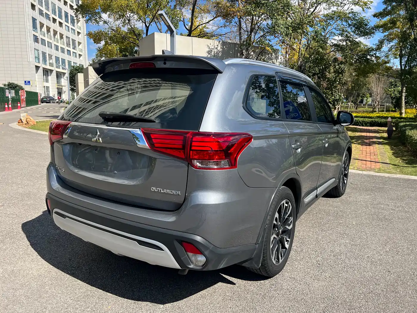 MITSUBISHI OUTLANDER