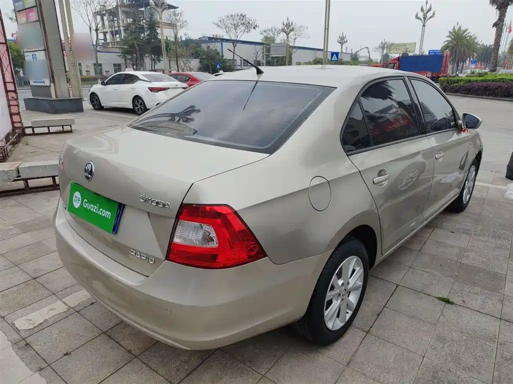 Škoda Rapid 2016 1.6L Manual Pioneer Edition фото 7
