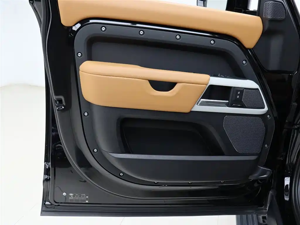 Land Rover Defender 2024 110 3.0T P400 Dark Special Edition фото 7