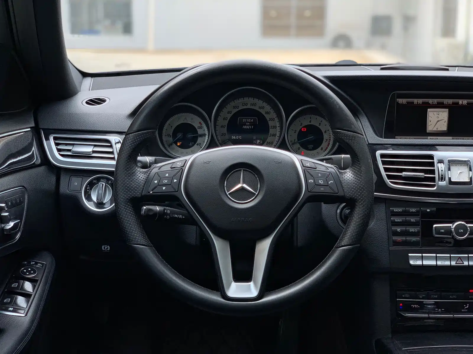 Photo 10 - Mercedes-Benz E-Class