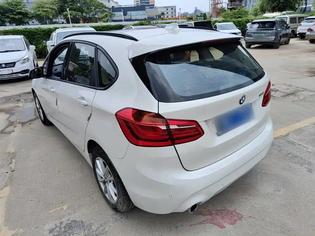 BMW 2 Series Touring 2018 218i Sport Line фото 5