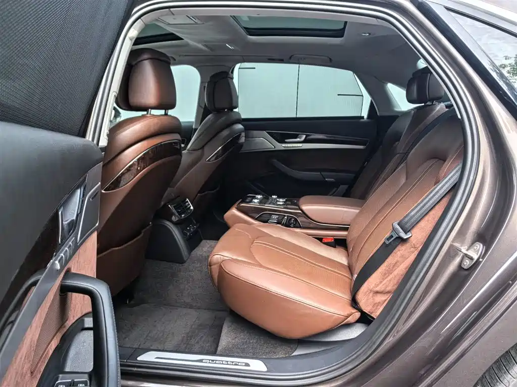 Photo 14 - Audi A8