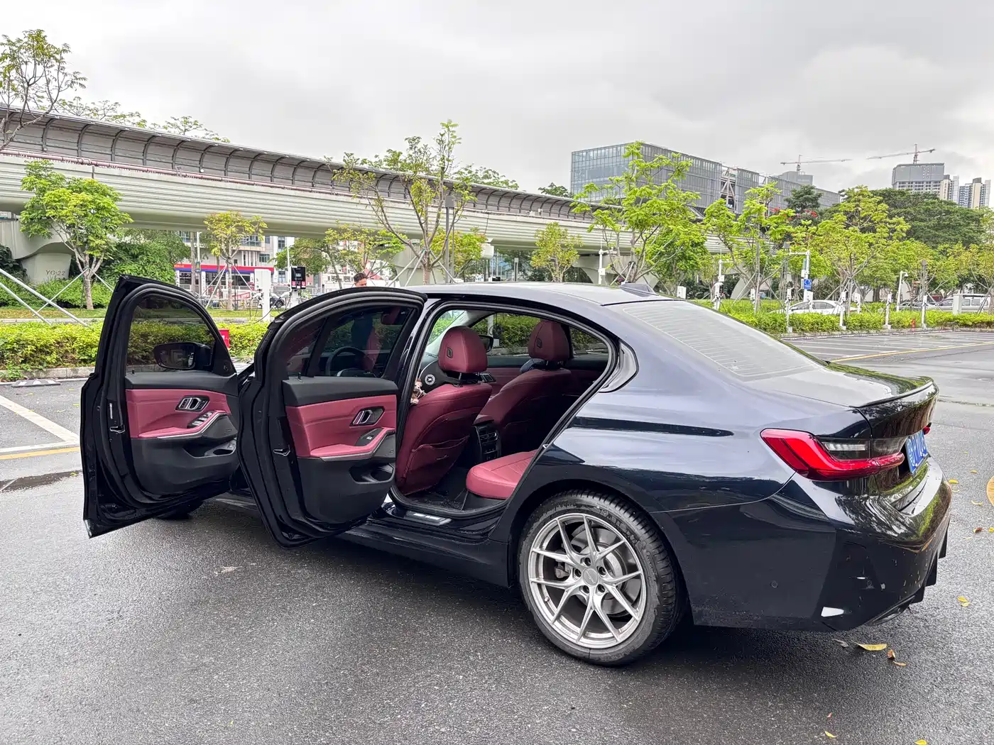BMW 3 Series 2025 330Li M Sport Night Edition фото 13