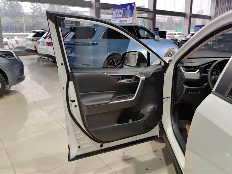 Toyota RAV4 Rongfang 2023 2.0L CVT 2WD Fashion Edition фото 7
