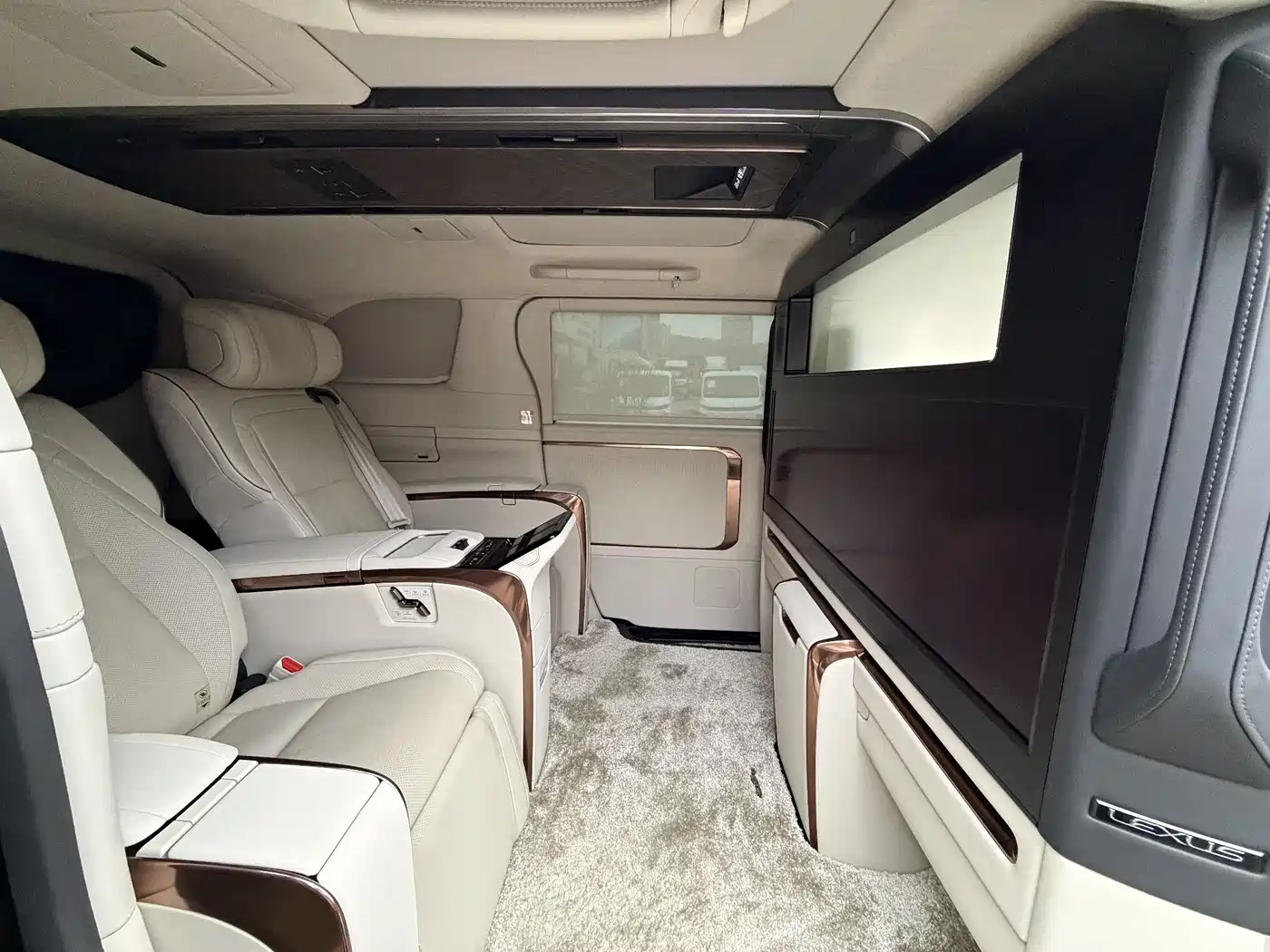 Lexus LM 2025 Model 500h Four-Seater Imperial Edition фото 4