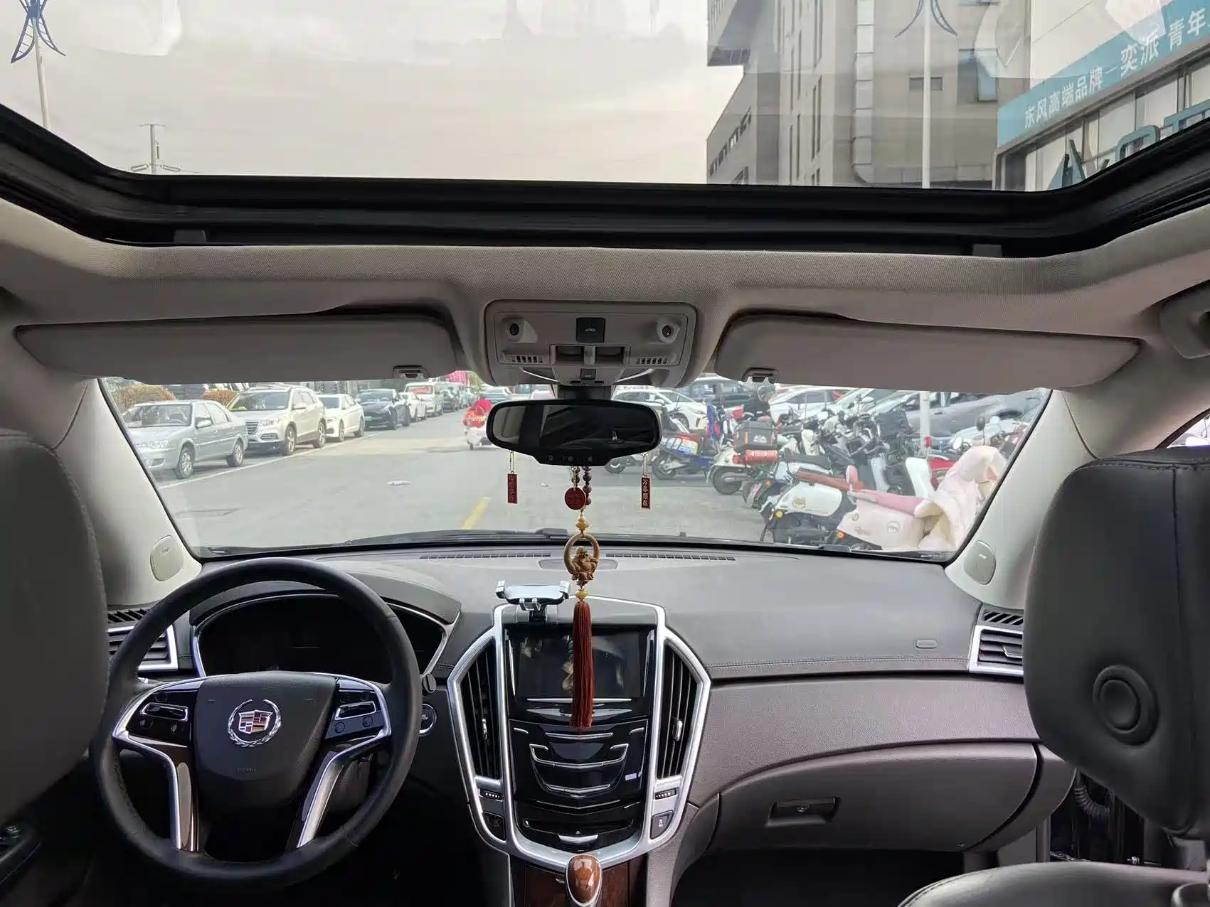 Photo 10 - Cadillac SRX
